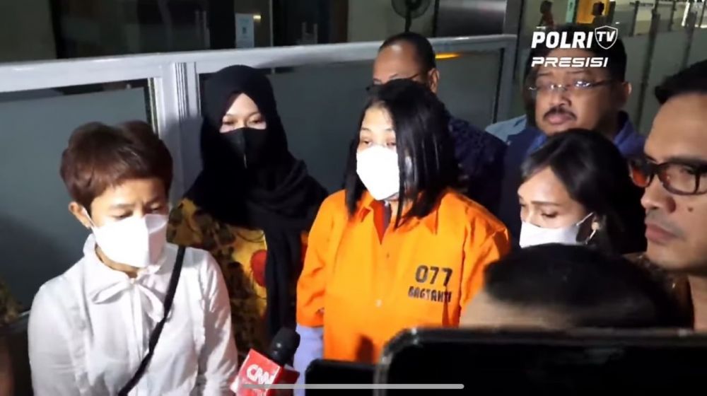 Tangis Putri Candrawathi titip pesan untuk anak usai resmi ditahan