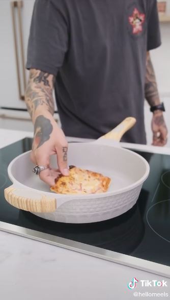 Tanpa microwave, ini trik mudah menghangatkan pizza agar kembali empuk