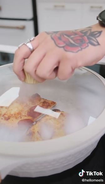 Tanpa microwave, ini trik mudah menghangatkan pizza agar kembali empuk