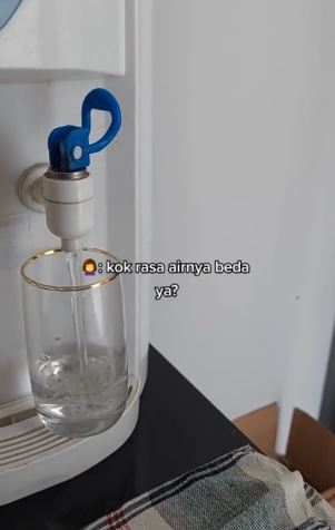 Rasa air beda, wanita ini temukan hal tak terduga pada dispensernya