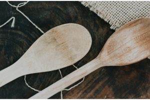 Trik bersihkan spatula kayu yang lama tak dipakai, mudah tanpa sabun
