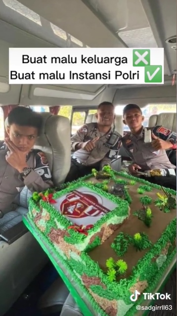 Heboh oknum polisi jilat kue untuk HUT TNI sambil cengengesan