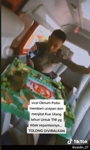Heboh oknum polisi jilat kue untuk HUT TNI sambil cengengesan