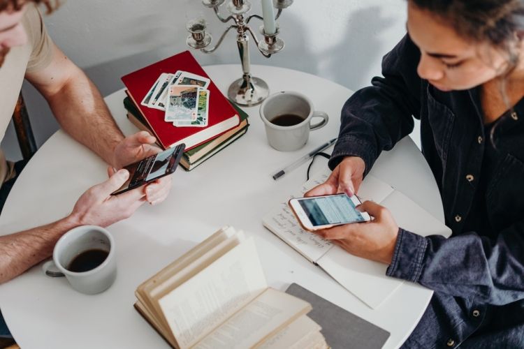 7 Cara bikin tulisan keren di WhatsApp, mudah dan praktis