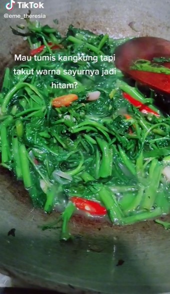 Trik masak tumis kangkung agar tetap hijau cerah, pakai es batu