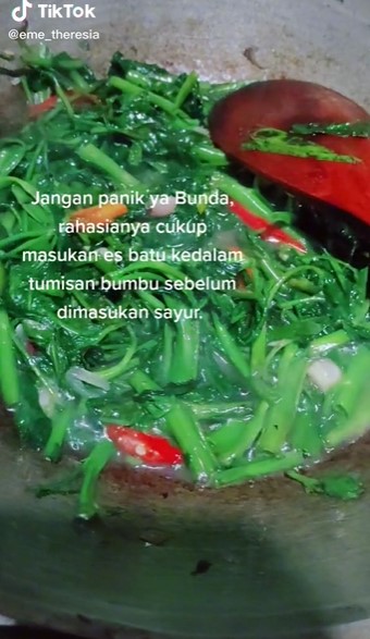 Trik masak tumis kangkung agar tetap hijau cerah, pakai es batu