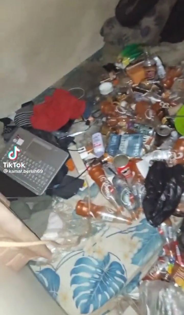 Sampah menumpuk di kamar, level jorok si pemilik kebangetan