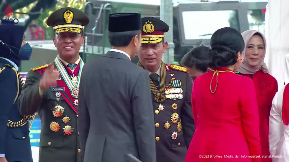 Momen Jokowi tak salami Kapolri saat acara HUT TNI, tuai polemik
