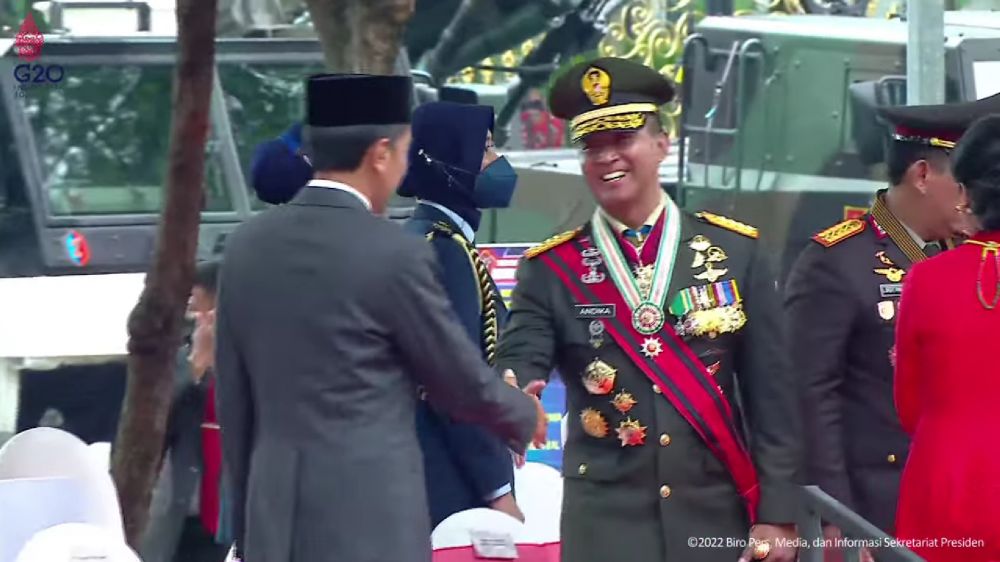 Momen Jokowi tak salami Kapolri saat acara HUT TNI, tuai polemik