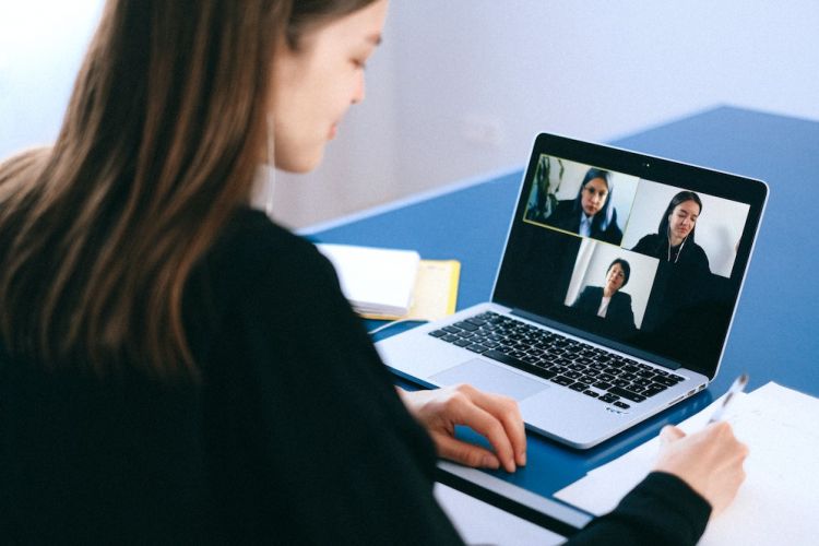Cara mengaktifkan kamera di laptop & komputer, mudah dilakukan