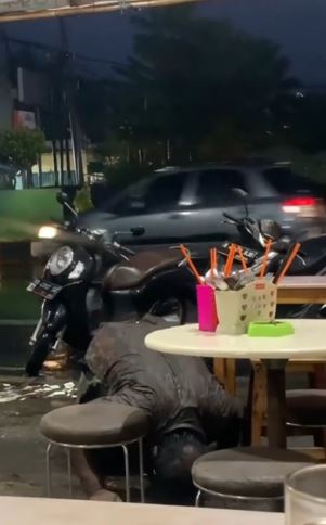 Aksi ODGJ langsung salat usai dengar azan, tuai pujian