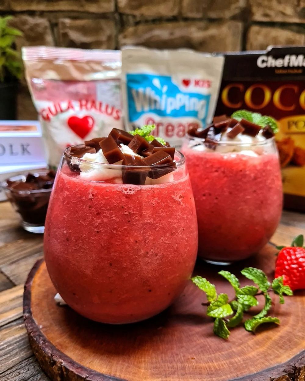 Cara membuat jus strawberry jelly cokelat, enak disajikan dingin
