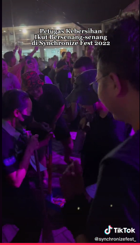 Nyapu sambil joget di depan panggung konser, aksi wanita ini asyik pol