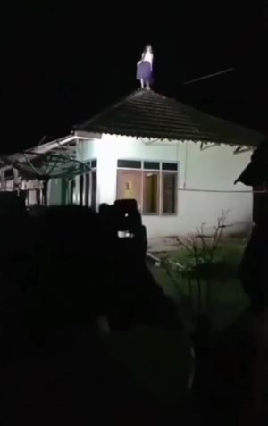 Hilang sejak maghrib, wanita asal Bawean ditemukan di atas atap rumah