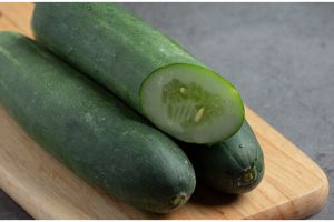 Biar nggak gampang layu, begini trik simpel menyimpan irisan timun