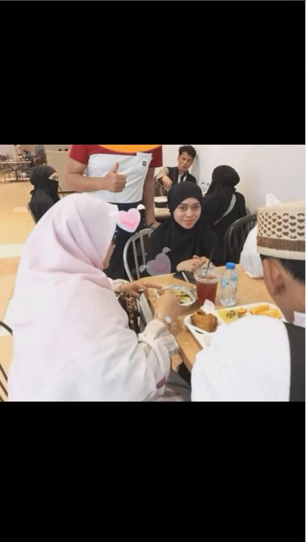 Momen Lesty Kejora makan di Mekkah, kondisi fisiknya jadi sorotan
