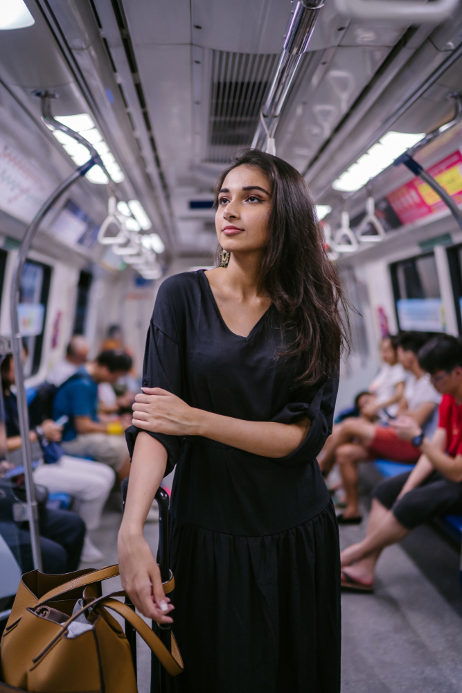 5 Ide pose foto OOTD di MRT, antigagal dan Instagramable