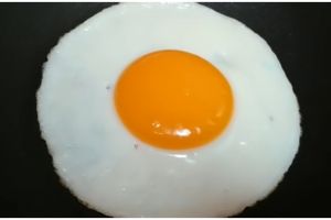 Cara goreng telur ceplok agar rapi dan mulus, tanpa cetakan