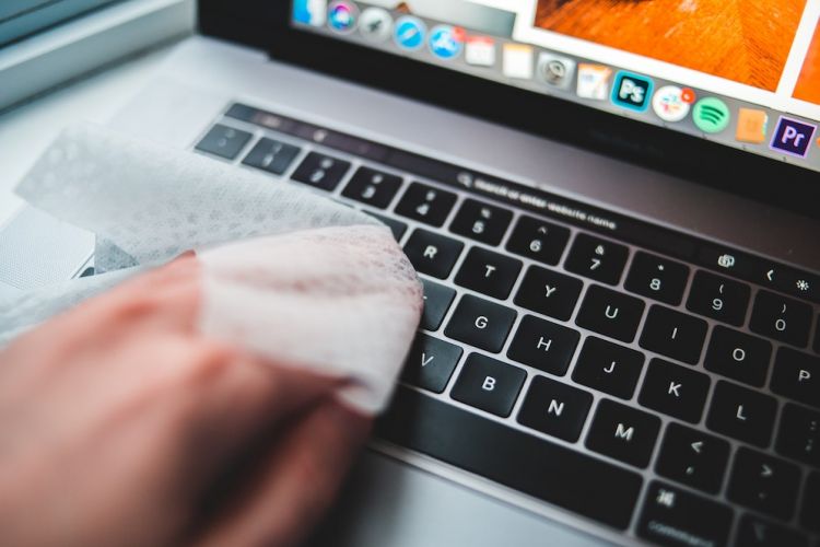 Cara membersihkan perangkat Keyboard kotor, praktis & mudah dilakukan