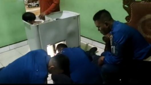 Balita ini terjebak dalam mesin cuci, aksi petugas Damkar tuai pujian