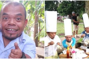 Sedang sepi job, 11 momen Ucok Baba jualan sosis di pinggir jalan