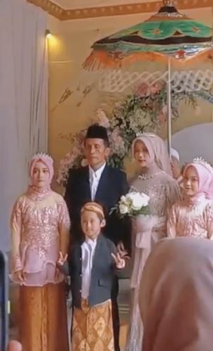 Kisah cinta beda usia 28 tahun, pasangan ini seperti bapak dan anak
