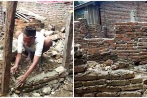 Pria paruh baya bangun rumah tanpa tukang, tembok bata bergelombang