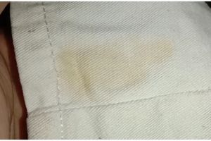Cara hilangkan noda saus pada pakaian putih, pakai cuka makan