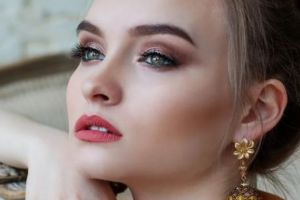 6 Tips pakai powder contour agar tampak natural, cocok bagi pemula