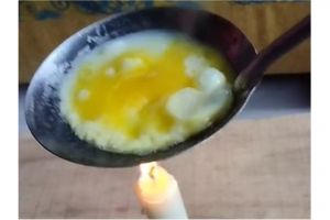 Cara pria masak porsi sedikit ini unik, bikin nggak habis pikir