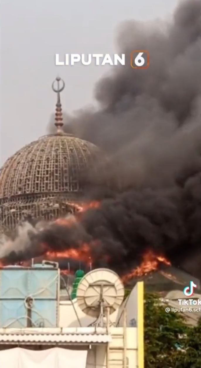 Penampakan kubah Masjid Jakarta Islamic Center terbakar saat renovasi