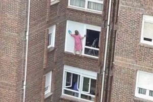 13 Potret orang menantang bahaya ini bikin bergidik ngeri lihatnya