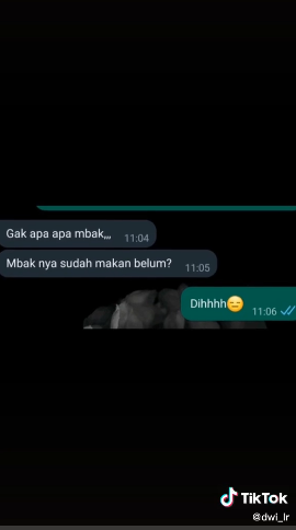 Momen wanita dapat bonus makanan dari kurir ini bikin iri netizen