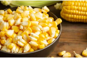 Cara pria serut jagung tanpa pisau ini super cepat, kreatif abis