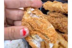 Apesnya wanita ini beli ayam krispi, isinya bikin ngelus dada