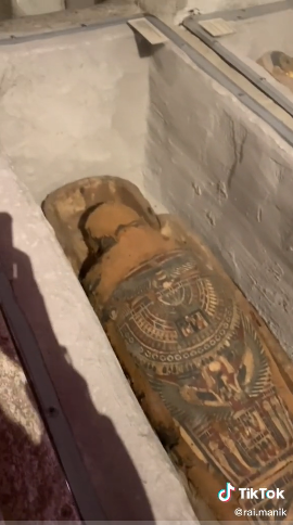 Momen pria tunjukan penampakan mumi secara utuh ini bikin merinding
