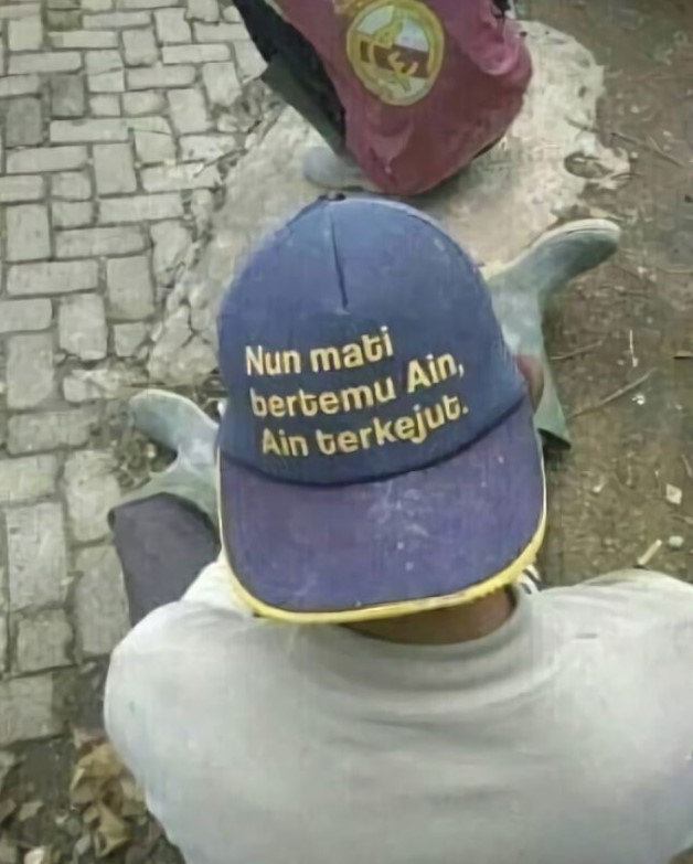 11 Tulisan lucu di topi ini bikin harimu penuh tawa
