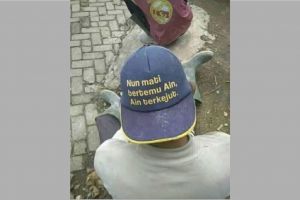 11 Tulisan lucu di topi ini bikin harimu penuh tawa