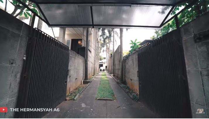 Harus lewati jalan setapak, intip 11 penampakan kantor Tasya Farasya