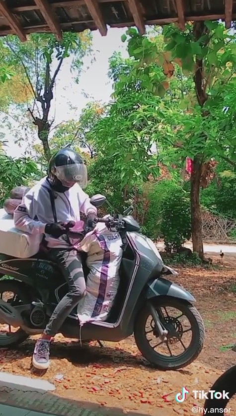 Kesal pemesan tak dengar saat dipanggil, kurir paket ini pakai speaker