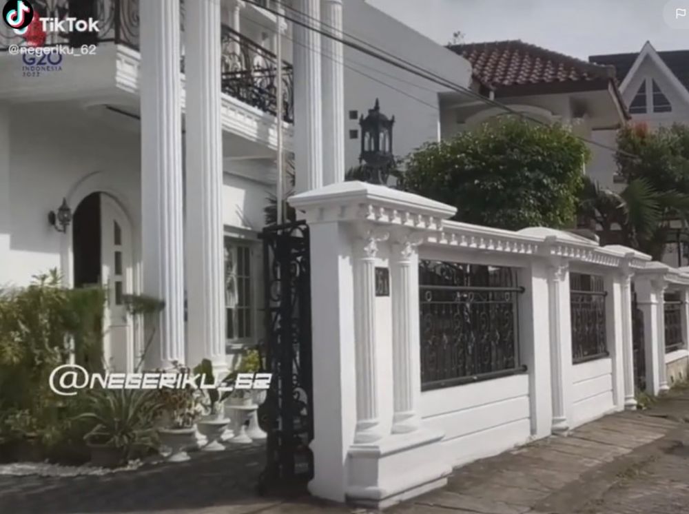 Penampakan rumah Erina Gudono calon mantu Jokowi, tampak megah