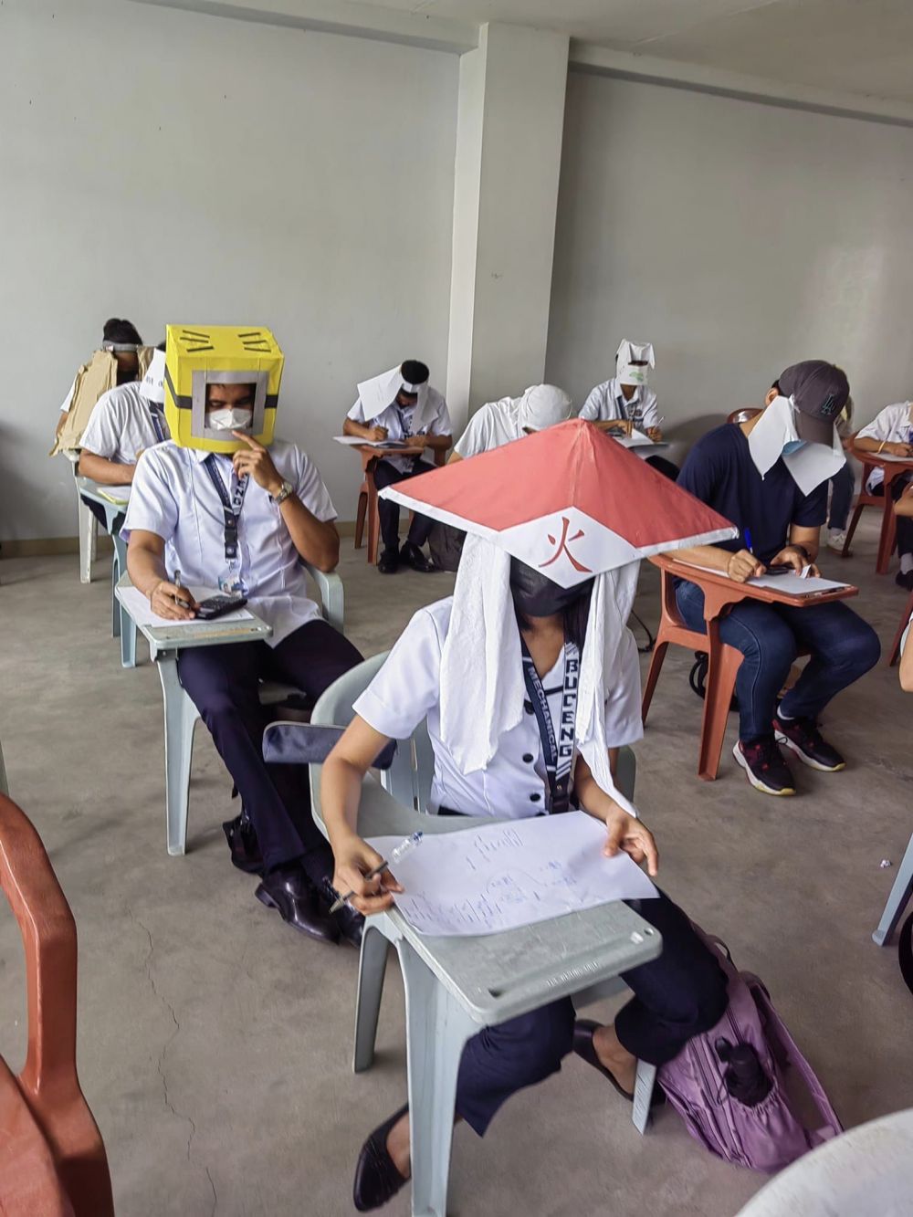 Mahasiswa pakai topi 'antinyontek' saat ujian, bentuknya nyeleneh