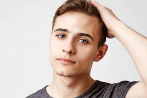 9 Tips merawat rambut kering untuk pria, rajin gunakan kondisioner