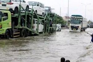17 Momen lucu memancing di sembarang tempat ini bikin tepuk jidat