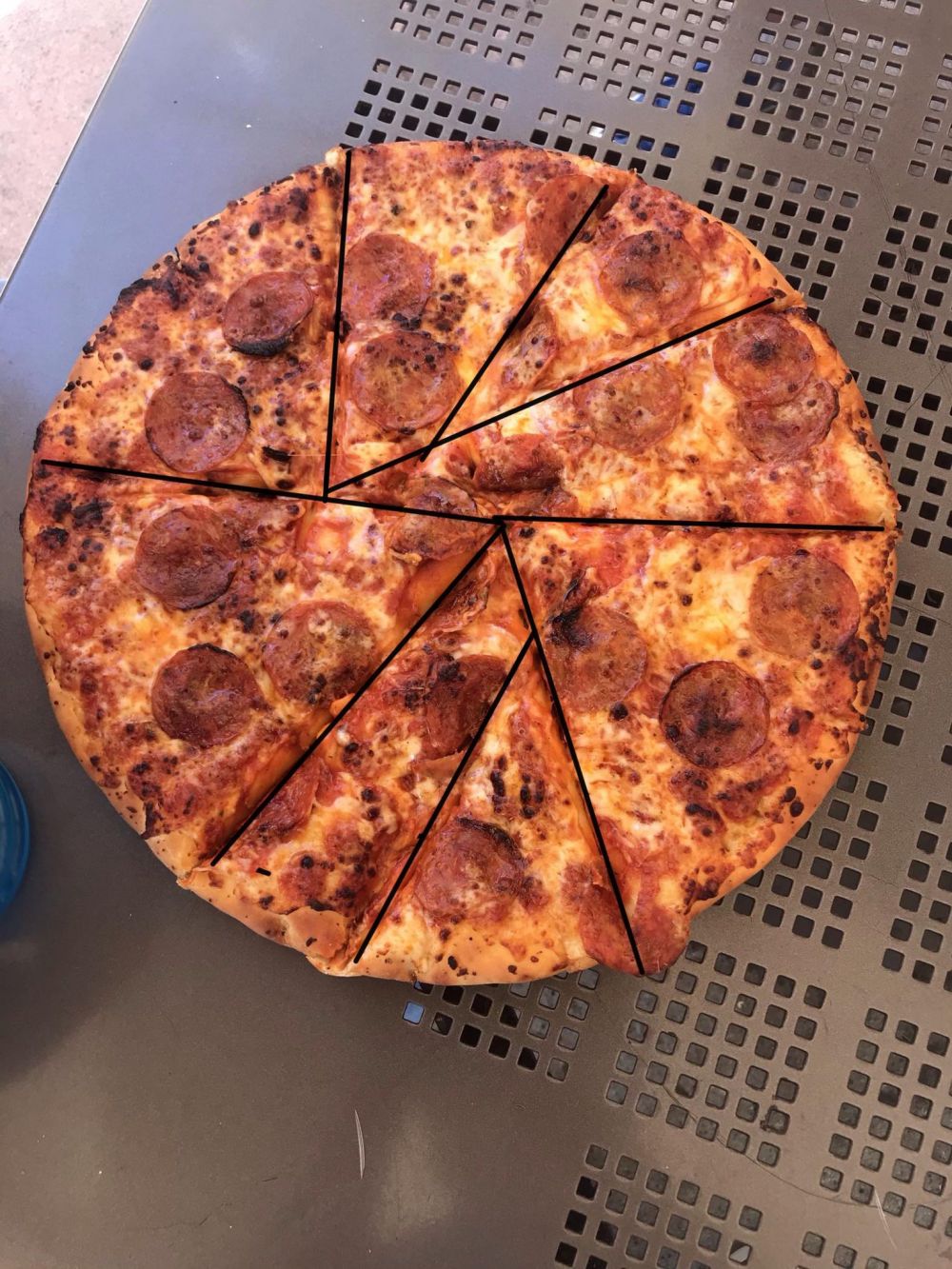 11 Potret pizza dipotong nggak simetris, bikin perfeksionis geregetan