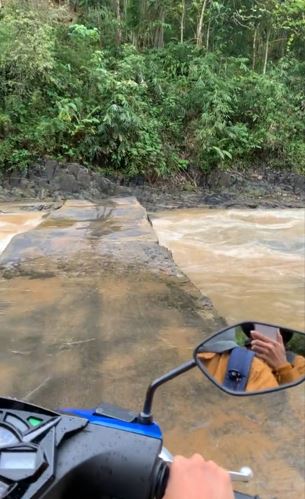 Aksi santai wanita lewati jalan ekstrem, bikin yang lihat ketar-ketir