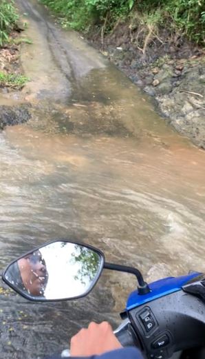 Aksi santai wanita lewati jalan ekstrem, bikin yang lihat ketar-ketir