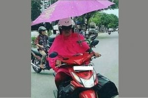 11 Aksi kocak emak-emak naik sepeda motor, bikin nggak habis pikir