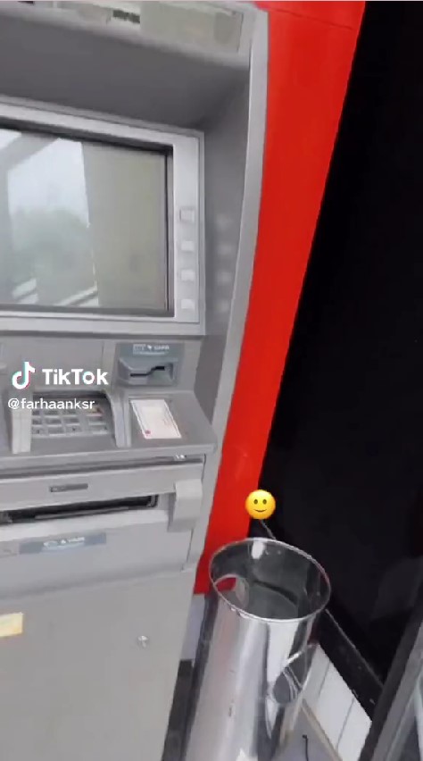 Penampakan ATM tersempit, lihatnya bikin ikut nahan napas