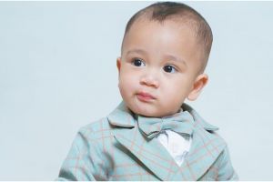 9 Pesona Rayyanza pemotretan pakai jas, ekspresinya bikin gemas